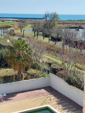 Vue depuis la terrasse en hiver. L'été il y a beaucoup plus de végétation.