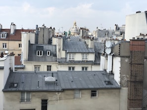 Vue sur les toits et l’Institut de France 