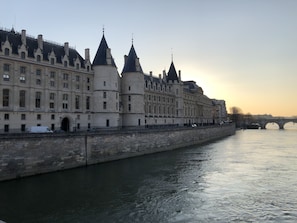 Le quai de l’horloge et la conciergerie. Juste à côté 