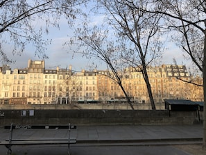 Les quais de l'ile de la cité en face de l'immeuble