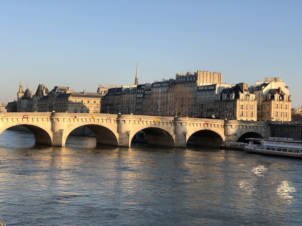 Pont Neuf . Devant l’immeuble 