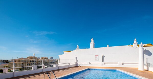 Zona de piscina espaçosa 