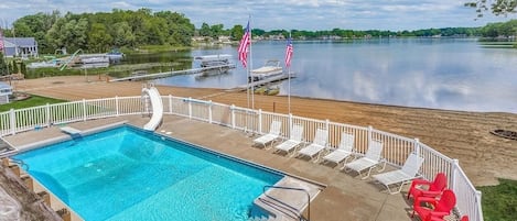 9’ Deep saltwater pool with plenty of chairs, tables, and grill!Pontoon for rent