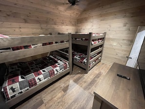4th bedroom with Queen over Queen bunks, two sets!