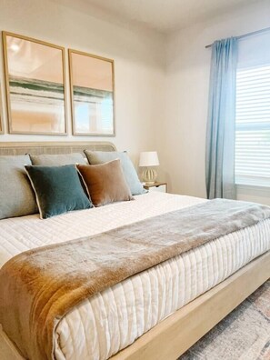Owners suite|King bed|luxury linens|full cable|ceiling fan