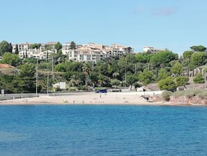  plage de sable fin, a 300m de l'appartement,  vue sur le village de Cap Esterel