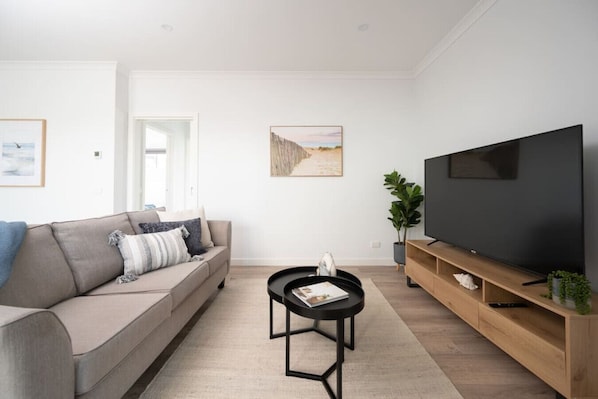 In this large, cozy, bright and modern lounge, it has a 55 inch SMART TV where you can enjoy streaming your favourite movies from Netflix while relaxing on comfortable sofa.