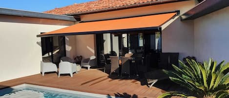 Terrasse privée avec piscine chauffée au calme sans vis à vis.