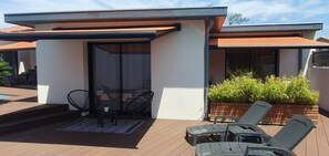 Terrasse avec accès aux 2 chambres, chacune avec son petit salon de jardin