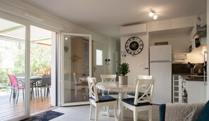 Large air-conditioned living room with open-plan kitchen