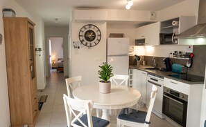 Large air-conditioned living room with open-plan kitchen