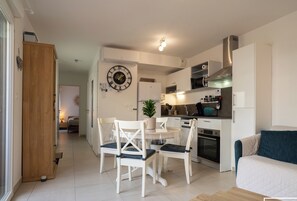 Large air-conditioned living room with open-plan kitchen
