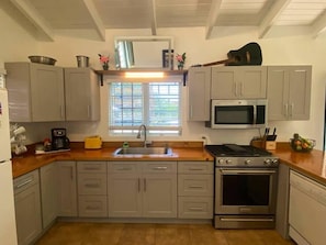 Large Kitchen w new Kitchen Aid Stove/Oven