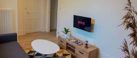 Séjour avec télévision connectée à Netflix et canapé-lit pour deux personnes