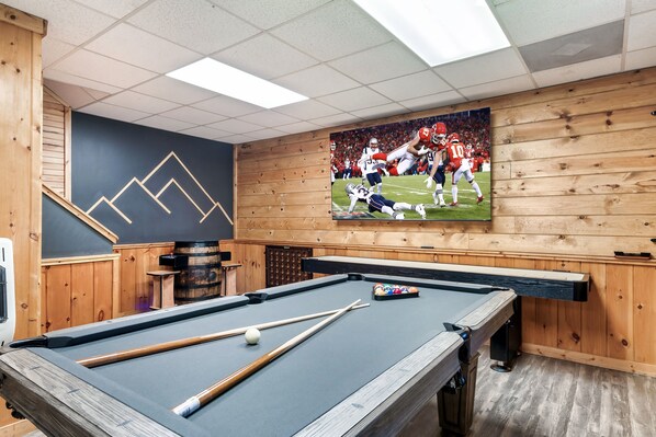 Game Room - 85" Roku TV, NEW Pool Table, Multicade, Shuffleboad, Connect 4