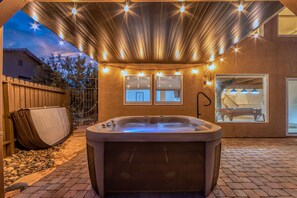 Hot tub, pool table, ping-pong, and an outdoor fire pit for unforgettable quality time.