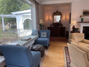 Living room, view of alcove
