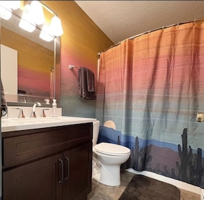 Main bathroom with tub/shower