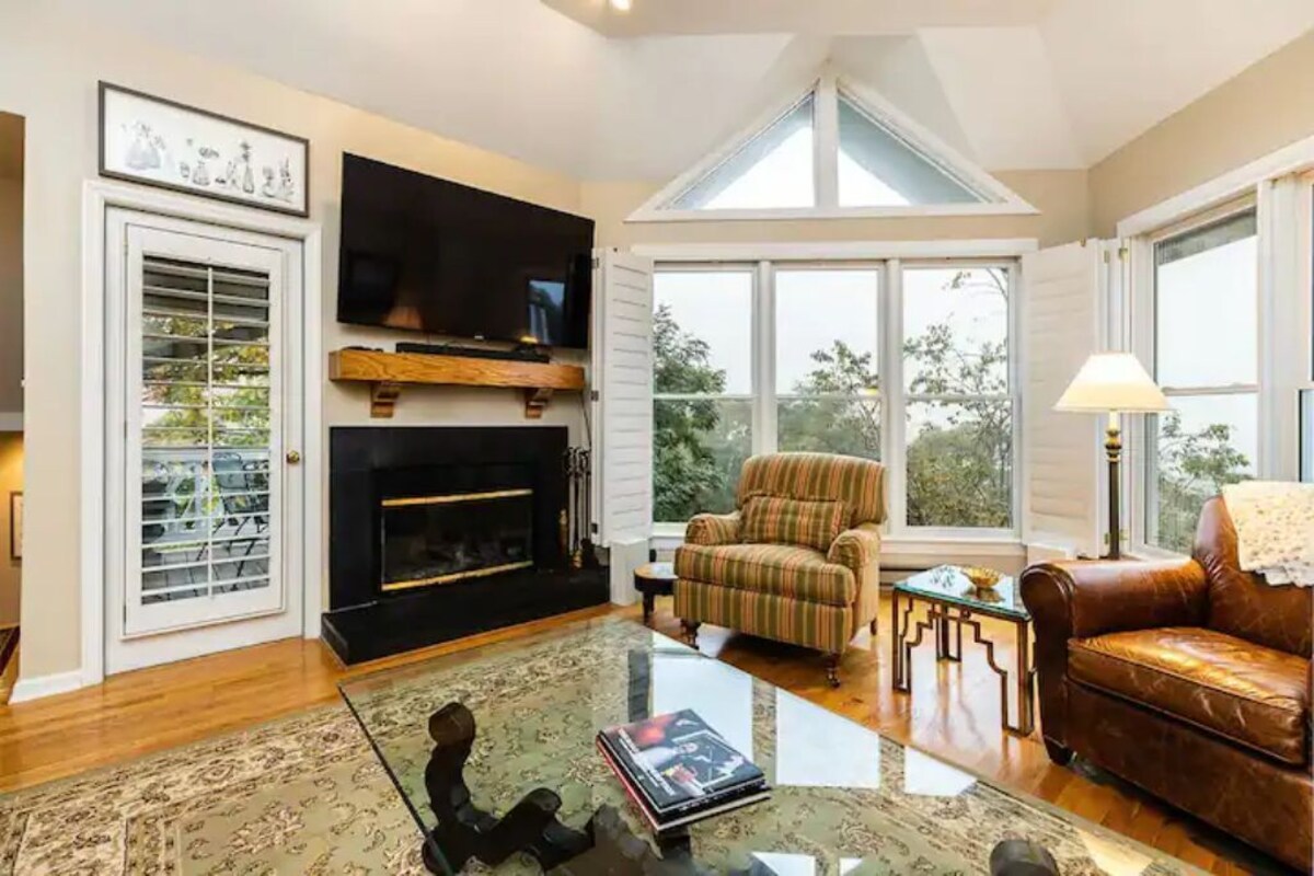 Enjoy all 4 seasons at this spacious, pet friendly home! Great views, sleeps 10