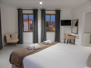 Double bed with view to the square