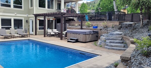 Easy stone stair connect the upper eating patio and bbq area to the lower patio.