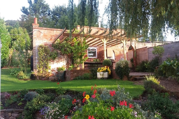 Outside dining area under the pergola