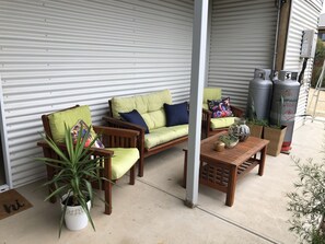 Relax outdoor , views of the ocean and watch the birds play in the garden 🌸🦜🦚