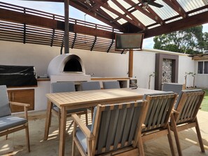 Alfresco area - BBQ, Pizza Oven and TV.