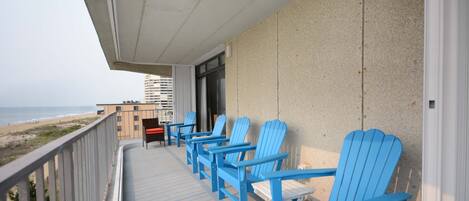 LARGE-OCEAN-FRONT-BALCONY