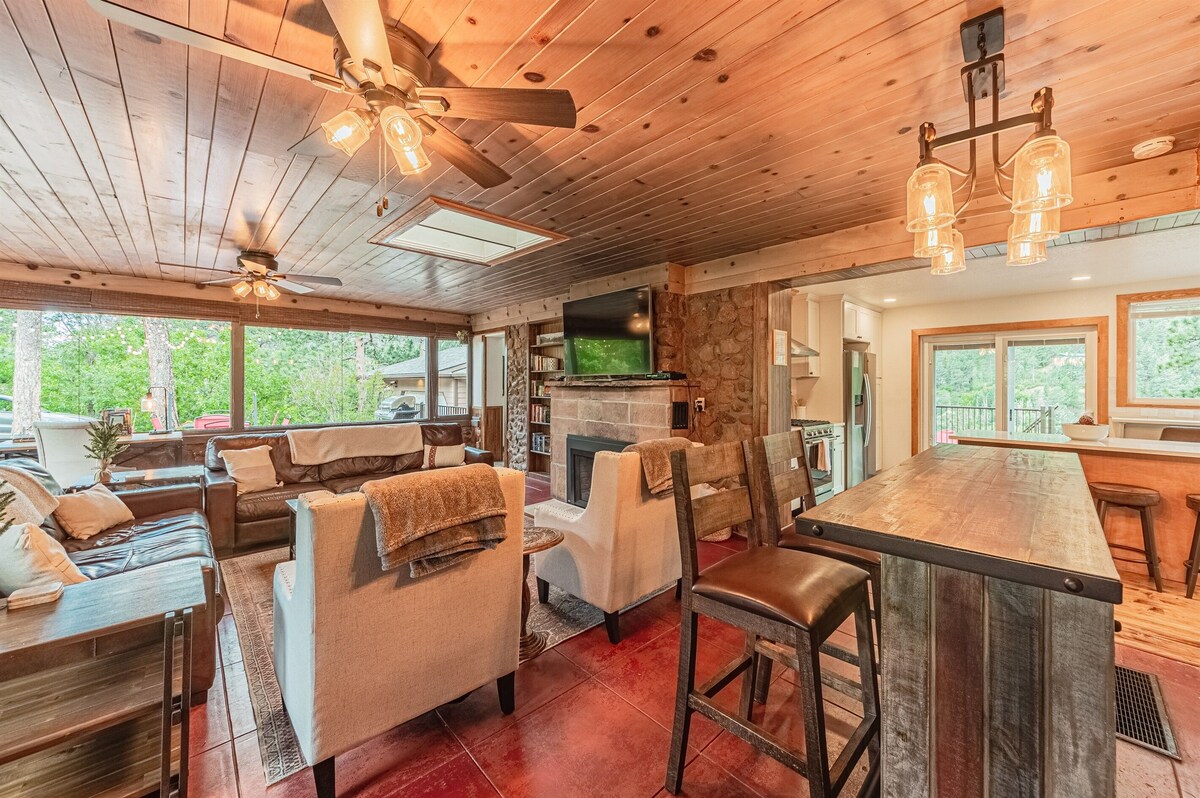* Hot Tub * MTN Views * Sauna* A/C* 1930s Charmer