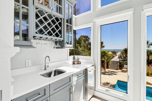 10 Ketch | Wet Bar in Great Room - 10 Ketch | Wet Bar in Great Room