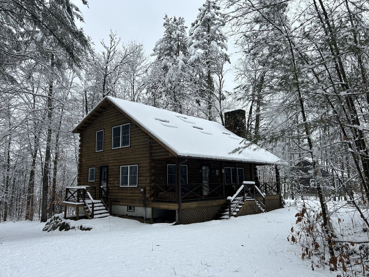 Log Cabin 1.6 Miles from Newfound Lake! Pet Friendly! Sleeps up to 10