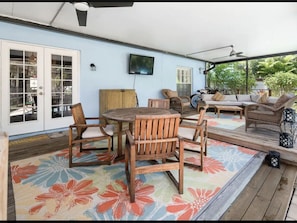Large Screened Lania w/ TV, ceiling fans, plenty of comfy seating outdoor oasis 