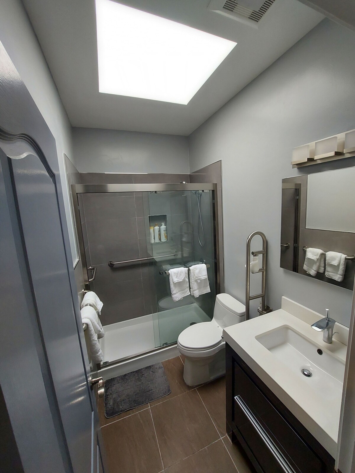 Spacious 3 bdrm, 8 beds, 2 baths w/ full kitchen