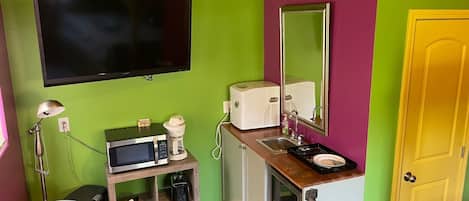 Mardi Gras Themed Studio (Minifridge, sink, TV, Ice Maker, microwave).