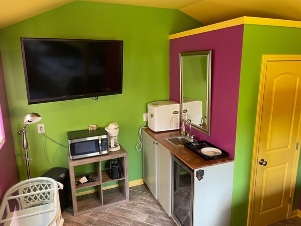 Mardi Gras Themed Studio (Minifridge, sink, TV, Ice Maker, microwave).