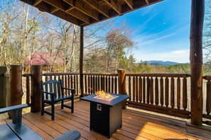 Spend your evenings roasting marshmallows and enjoying time with loved ones around the gas powered fire table on the lower deck.