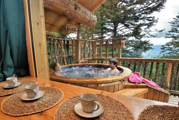 Outdoor spa tub