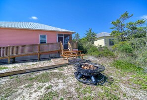 Fire pit/grill and outdoor dining 