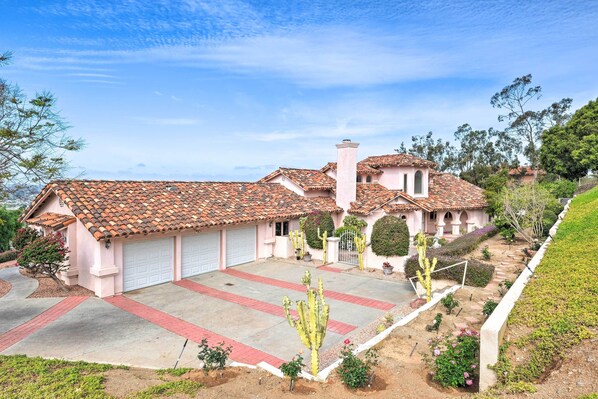 Vista Vacation Rental | 4BR | 3.5BA | 3,650 Sq Ft | 1-Step Entry