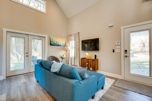 Living Area | Smart TV | Cable | Central Heat & A/C | Free WiFi