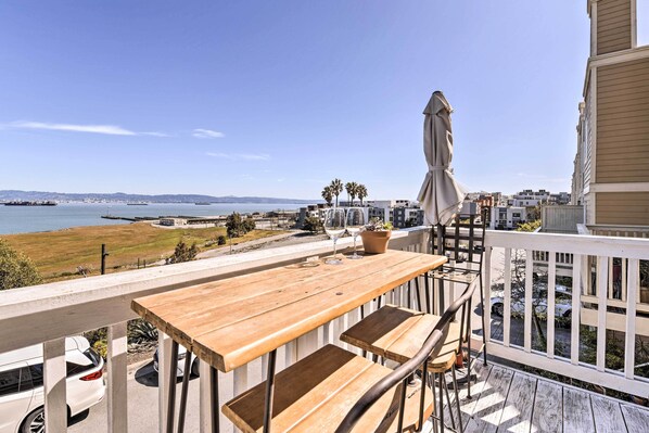 San Francisco Vacation Rental | 2BR | 1.5BA | Stairs Required for Access