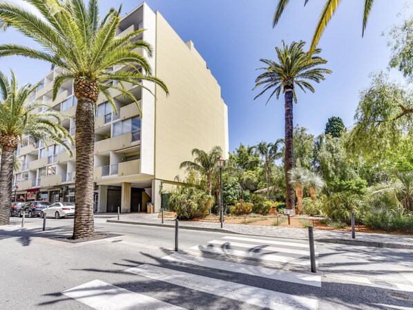 Bâtiment, Ciel, Jour, Propriété, Plante, Arbre, Bleu Azur, Arecales, Condominium, Design Urbain