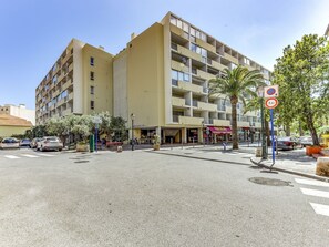 Ciel, Bâtiment, Propriété, Plante, Infrastructure, Arbre, Fenêtre, Design Urbain, Surface De La Route, Voiture