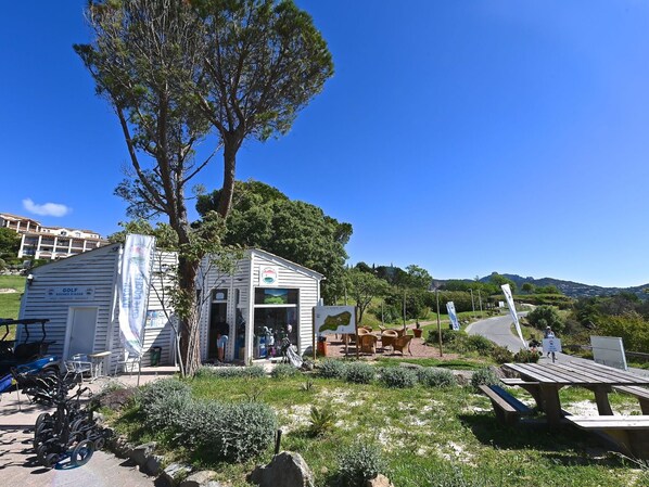 Ciel, Plante, Propriété, Bâtiment, Paysage Naturel, Design Urbain, Ombre, Paysage, Loisir, Zone Résidentielle