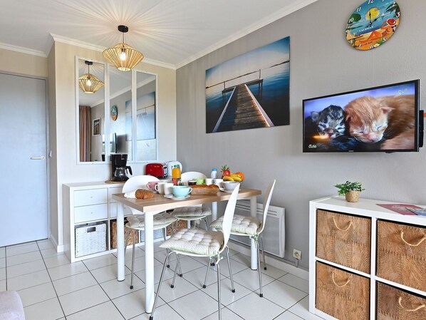 Möbel, Eigentum, Bilderrahmen, Tabelle, Interior Design, Holz, Fussboden, Wand, Regale, Flooring