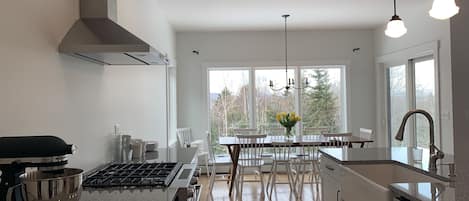 There will be open shelving on either side of the stove + doors under the sink