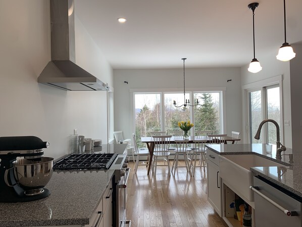 There will be open shelving on either side of the stove + doors under the sink