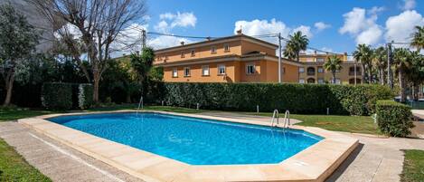 Water, Cloud, Sky, Building, Plant, Property, Swimming Pool, Tree, Rectangle, Shade