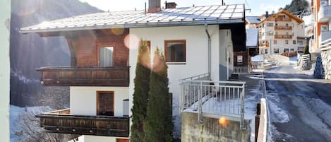 Himmel, Wolke, Gebäude, Fenster, Eigentum, Steigung, Holz, Schnee, Haus, Pflanze